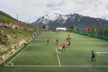 En el "Ottmar Hitzfeld GsponArena", en Gspon, en los Alpes suizos se encuentra un campo de fútbol situado a 2.000 metros sobre el nivel del mar.