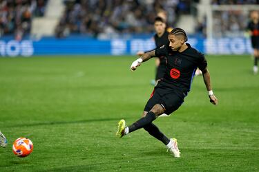 0-1 Centro raso de Raphinha al corazón del área, el defensa pepinero se lanza al suelo, y con su pierna derecha, manda el balón dentro de su propia portería. Marko Dmitrovic no puede hacer nada para detener el esférico.