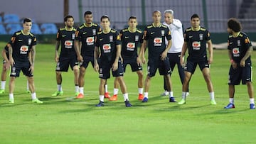 El entrenador Tite comanda un entrenamiento de la selección brasileña.