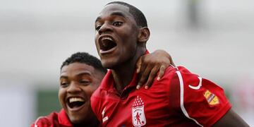 Duván Zapata debutó el 18 de mayo de 2008 con la camiseta del América de Cali, ese día marcó su primer gol como profesional en la derrota 3-2 frente a Boyacá Chicó. Fue campeón ese año con el equipo.