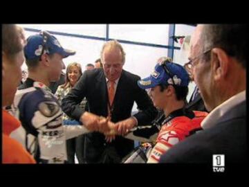 Dani Pedrosa se proclamó campeón del GP de españa en 2008. El rey Don Juan Carlos forzó un saludo entre los pilotos españoles Jorge Lorenzo y Dani Pedrosa.