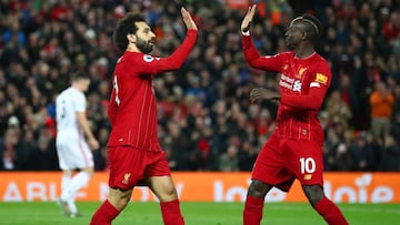 Salah y Man&eacute;, del Liverpool, celebran un gol.