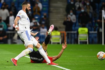 El VAR anula un gol a Karim Benzema por falta previa a Joan Sastre.