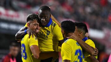 LA PLATA, ARGENTINA - MARCH 13: Luis Advincula of Boca Juniors celebrates with teammate Luis Vazquez after scoring the first goal of his team during a match bewteen Estudiantes and Boca Juniors as part of Copa de la Liga 2022 at Jorge Luis Hirschi Stadium on March 13, 2022 in La Plata, Argentina. (Photo by Rodrigo Valle/Getty Images)