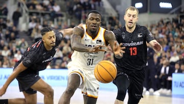 GRANADA, 27/12/2025.-El escolta del UCAM Murcia, Dylan Ennis (c) con el balón ante la defensa de los jugadores del Covirán Granada, Jassel Pérez y MAtt Thomas, durante el partido de la jornada 12 de la Liga Endesa de baloncesto, que enfrenta al Covirán Granada con Ucam Murcia, este sábado en el Palacio de los Deportes de Granada.- EFE/ Pepe Torres