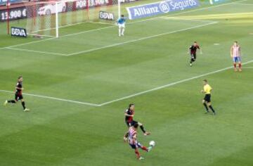 Liga Bbva. Atlético de Madrid - Rayo Vallecano. 4-0. Tiago marca de cabeza el cuarto gol a pase de ARda Turan.