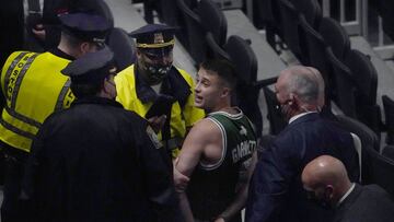 Durante el cuarto juego de la serie de playoffs entre Celtics y Nets, un seguidor de Boston lanzó una botella de agua contra el base de Brooklyn.