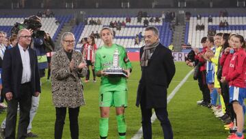 El Athletic recibe la versión 'pequeña' que le acredita como equipo femenino ganador del Teresa Herrera de 2018.