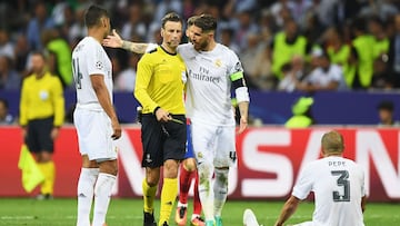 Mark Clattenburg, &aacute;rbitro ingl&eacute;s, habla con los jugadores del Real Madrid durante la final de Champions League de 2016 ante el Atl&eacute;tico de Madrid.