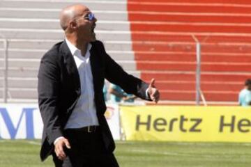 Marco Antonio Figueroa, técnico de Cobreloa, se mostró activo en la banca, durante el partido frente a Universidad Católica.