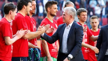 Heynckes saluda a sus jugadores.