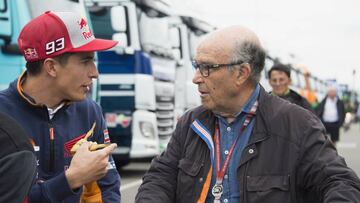 Márquez habla con Carmelo Ezpeleta en el paddock.