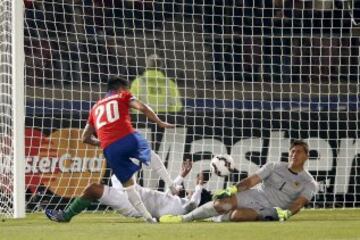 CA193. SANTIAGO DE CHILE (CHILE), 19/06/2015.- El centrocampista chileno Charles Aranguiz (i) dispara a puerta para marcar su segundo gol, tercero para el equipo, durante el partido Chile-Bolivia, del Grupo A de la Copa América de Chile 2015, en el Estadio Nacional Julio Martínez Prádanos de Santiago de Chile, Chile, hoy 19 de junio de 2015. EFE/Carlos Succo