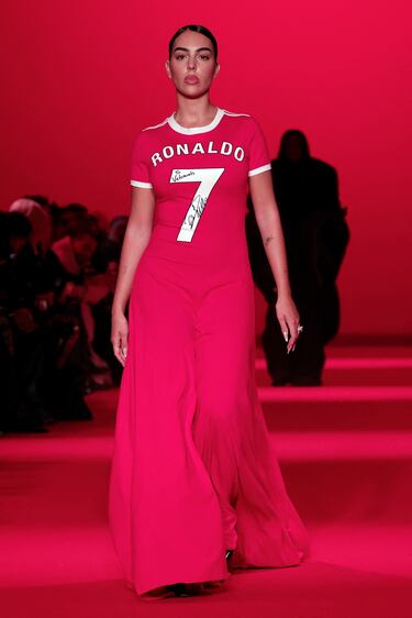 La modelo ha desfilado en una de las plazas más exclusivas, la París Fashion Week, con un vestido nunca visto. La firma Vetements ha diseñado un vestido a partir de una camiseta de Cristiano Ronaldo firmada de cuando jugaba en el Manchester United.