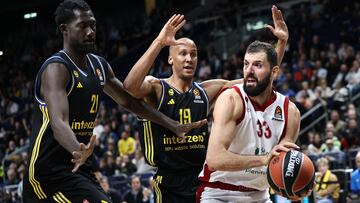 Nikola Mirotic ante Christ Koumadje y Louis Olinde, del Alba Berlín.