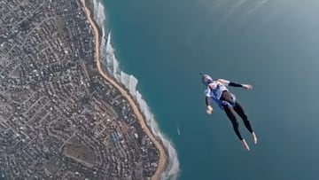Matt McGillivray saltando en caída libre sobre Jeffreys Bay, Sudáfrica