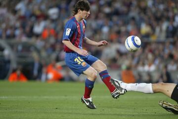 El 1 de mayo de 2005, el jugador argentino marcó su primer gol con el Barcelona en Primera División, fue el 2-0 ante el Albacete en el Camp Nou. En el último minuto del partido, Messi recibió un gran pase de Ronaldinho, esperó la salida de Valbuena y con la zurda puso el balón por encima del portero. 