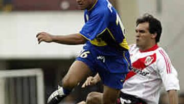 <B>DIRECTOR Y BIGOLEADOR.</b> El 'Chelo' Delgado ha sido la pieza fundamental de Tabárez para poder derrotar a River. Dirigió el juego boquense y anotó los dos goles auriazules.