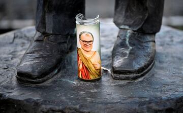Los aficionados del Leeds United, que lucha en la Premier por eludir el descenso, no olvidan a su ex t?cnico Marcelo Bielsa. En el partido contra el Chelsea se encomendaron a ?l y pusieron una vela con su imagen a los pies de la estatua del legendario ex entrenador Don Revie. El ritual no evit? la victoria del equipo londinense (0-3).