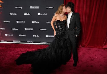 Miley Cyrus y Maxx Morando posan en la alfombra roja del estreno de la película 'Avatar: Fire and Ash' en Los Ángeles.