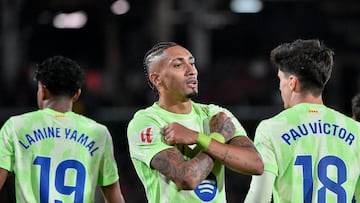 PALMA DE MALLORCA, 03/12/2024.- El delantero del Barcelona Raphinha celebra tras marcar el tercer gol ante el Mallorca, durante el partido de la jornada 19 de LaLiga EA Sports que RCD Mallorca y FC Barcelona disputan este martes en el estadio de Son Moix. EFE/MIQUEL BORRÀS