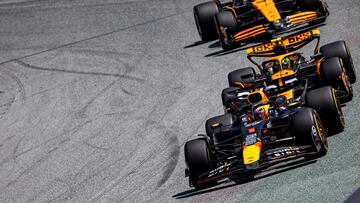 Spielberg (Austria), 29/06/2024.- Red Bull Racing driver Max Verstappen of Netherlands (front), McLaren driver Lando Norris of Britain (C) and McLaren driver Oscar Piastri of Australia (back) in action during the Sprint ahead of the Formula One Austrian Grand Prix, in Spielberg, Austria, 29 June 2024. The 2024 Formula 1 Austrian Grand Prix will be held at the Red Bull Ring racetrack on 30 June. (Fórmula Uno, Países Bajos; Holanda, Reino Unido) EFE/EPA/MARTIN DIVISEK