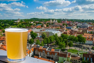 En la Repblica de Lituania hay hasta un conocido plato hecho con cerveza, el 'Alaus sriuba' (sopa de cerveza). Los lituanos, ocupando el sptimo puesto de la lista, consumen 98 litros por persona al a?o.