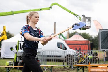 Deportistas de todo el mundo compiten en varias pruebas manejando diferentes herramientas para la madera como motosierras, hachas y sierras.