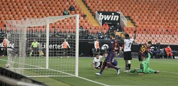 1-0. Gabriel Paulista marca el primer gol.