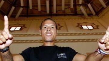 <b>LUIS FABIANO</b>>