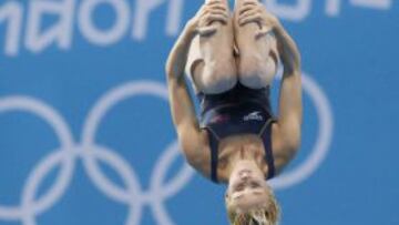 La saltadora española Jenifer Benítez, durante la clasificación preliminar de la competición olímpica de trampolin de 3 metros.