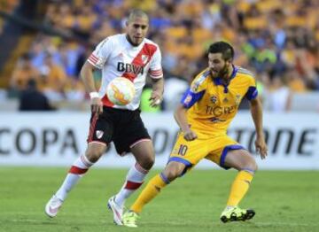 Andre Gignac (R) of Mexico's Tigres vies fot the ball with Jhonathan Maidana (L) of Argentina's River Plates, during their Libertadores Cup first leg final, at the Universitario Stadium, in Monterrey, Nuevo Leon State, Mexico, on July 29, 2015. AFP PHOTO/RONALDO SCHEMIDT