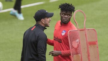 Simeone da indicaciones a Thomas en un entrenamiento del Atlético