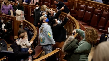 MADRID, 03/12/2021.- Ciudadanos visitan el hemiciclo durante la jornada de puertas abiertas en el Congreso de los Diputados, este viernes. Los ciudadanos que visiten este viernes el Congreso podr&aacute;n apreciar los originales de las constituciones espa