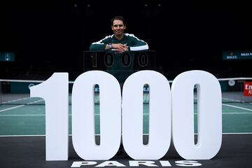 Nadal posa con el cartel que le acreditaba las 1000 victorias en ATP World Tour Masters.