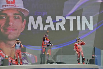 Marc Márquez, Jorge Martín y Francesco Bagnaia durante la entrega de trofeos en el podio. 