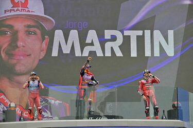 Marc Márquez, Jorge Martín y Francesco Bagnaia durante la entrega de trofeos en el podio. 