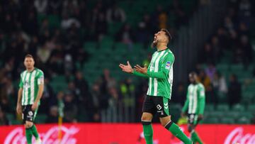 Borja Iglesias reacciona tras un gol en contra.