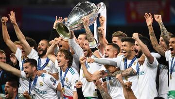Los jugadores del Real Madrid, con la Champions conquistada en Kiev.