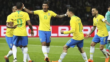 Gabriel Jes&uacute;s, Miranda, Paulinho, Coutinho y Dani Alves, celebrando un gol de Brasil.