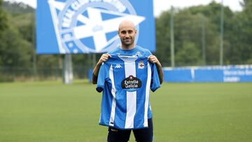 Gorka Santamaría en su presentación oficial como jugador del Deportivo