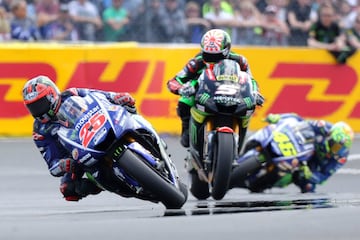 Maverick Viñales adelanta a Johann Zarco.