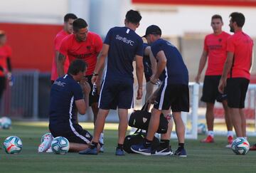 El entrenador del Sevilla ha pasado un mal rato en el entrenamiento de esta tarde y ha tenido que ser atendido por recibir un pelotazo en la cara.