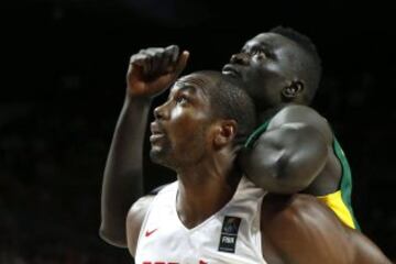 El pívot de la selección española de baloncesto Serge Ibaka pelea la posición con Pape Badji.