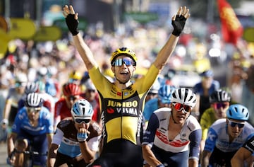 Wout Van Aert del Jumbo Visma se volvió a quedar con la victoria después de una etapa marcada por los abanicos que afectaron a varios que estaban en el Top 10 de la clasificación general. Egan es el mejor colombiano a 13 segundos del líder Adam Yates del 