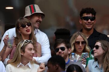 Taylor Swift y Travis Kelce disfrutaron de una cita doble en compañía de sus buenos amigos, Patrick y Brittany Mahomes. AL BELLO / GETTY IMAGES NORTH AMERICA 