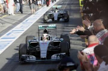 Lewis Hamilton ganador de la carrera seguido de su compañaero de equipo Nico Rosberg, segundo clasificado 