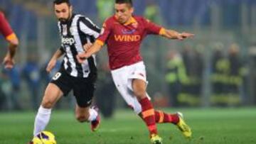 Marquinhos, a la derecha, disputa un balón a Vucinic, de la Juventus.