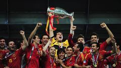 Iker Casillas, capitán por entonces de la Selección española, levanta la tercera Eurocopa de La Roja junto a sus compañeros en el Estadio Olímpico de Kiev (Ucrania).