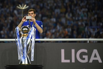 Iker Casillas fotografiando el trofeo. 